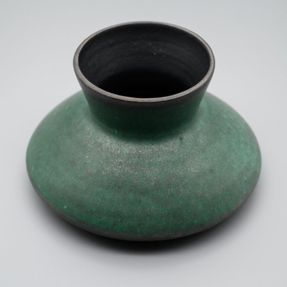 Image 1 of Duo van Japanse studiokeramiek: koperrode glanzende en matgroene keramische vazen, Japan