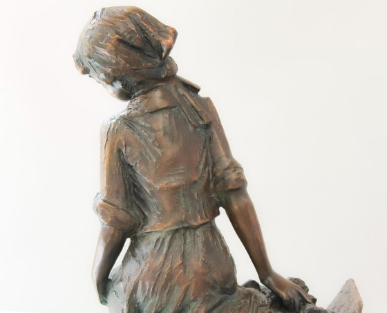 Image 1 of Origineel beeld van een vrouw. Vrouwenbeeld. Voordelig beeld. Beeld van een jonge vrouw uit een dorp. Verzamelobject.