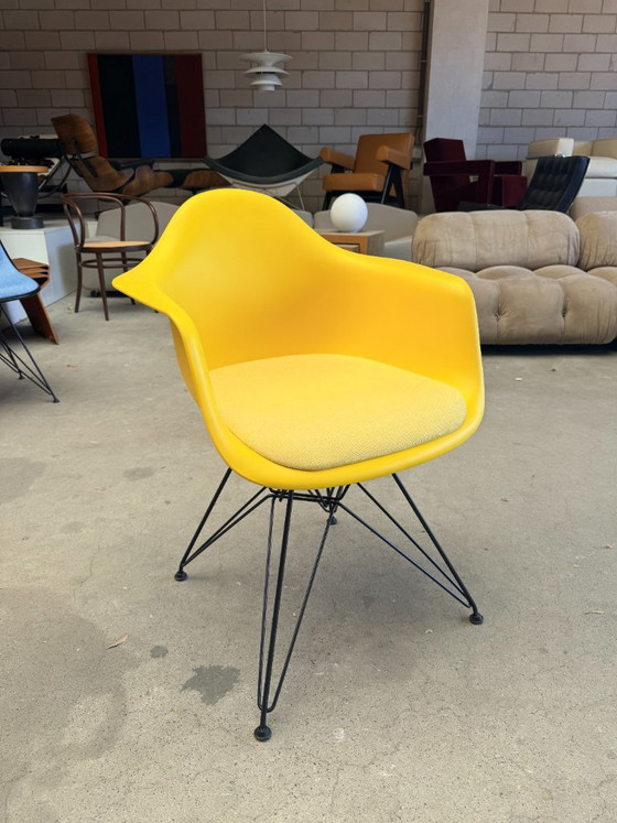 Silla Vitra Eames DAR con cojín fijo (Stock: 3) – Sillas de comedor, Metal, Plastic (photo 7 of 15)