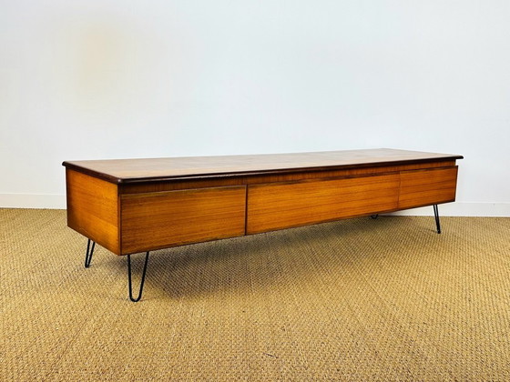 Image 1 of Aparador bajo escandinavo de teca con patas de horquilla, 1960.
