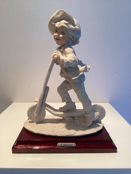 Guiseppe Armani “Niño en patinete” (1982) de la colección específica Gullivers World.