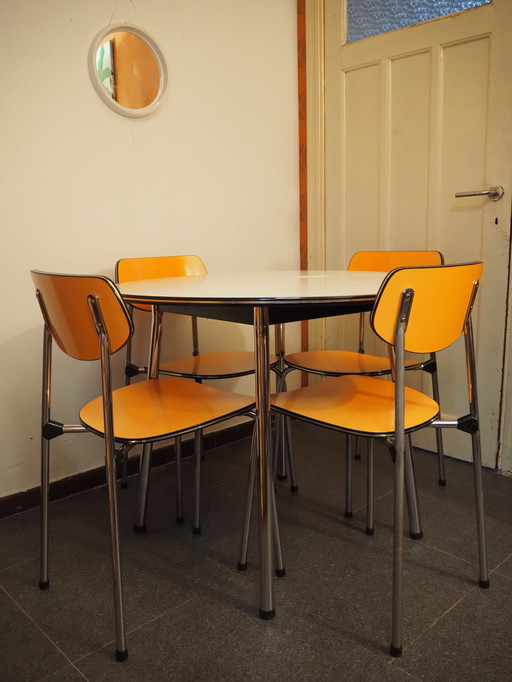 Table ronde et chaises orange assorties, 1970