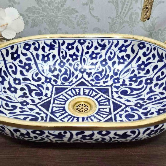 Image 1 of Lavabo marroquí ovalado con borde de latón y diseño floral azul de 45 x 35 cm
