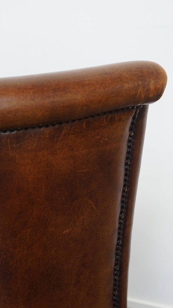 Image 1 of 4 x Esszimmerstuhl aus Schafsleder mit einem Besatz aus Ziernägeln