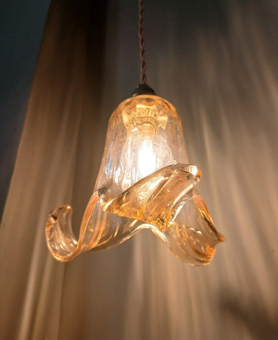 Image 1 of Lampada a sospensione vintage in vetro di Murano dalla delicata forma floreale.