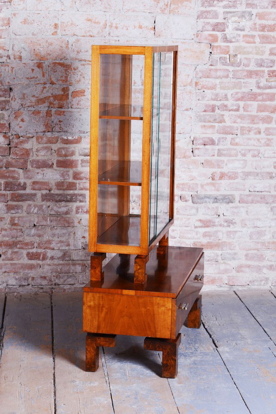 Gerestaureerde art-deco vitrinekast, walnoot en glas, Tsjechisch, jaren 1920 – Vitrinekasten, Metal (photo 13 of 15)
