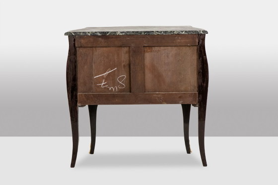 Image 1 of Commode sauteuse de style Louis XV en laque. Années 1950.