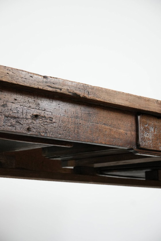 Image 1 of Table de salle à manger de ferme française ancienne et robuste, avec trois tiroirs, datant du XVIIIe siècle.