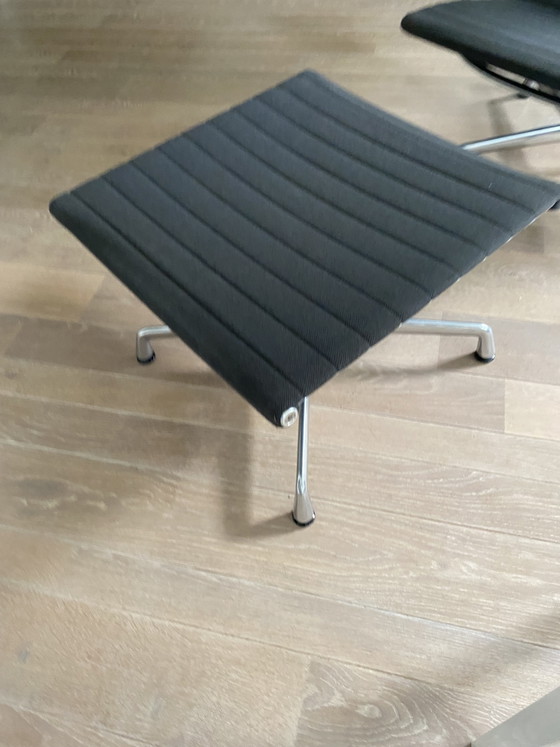 Vitra AE 124 Lounge Chair + AE 125 Footstool – Chairs and lounge chairs, Textile, Aluminium (photo 4 of 6)