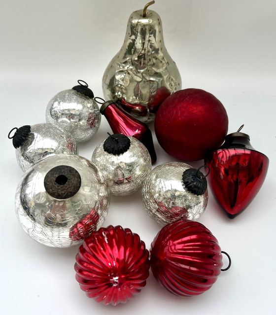 Image 1 of 1. Vintage glazen kerstballenset in rood en zilver