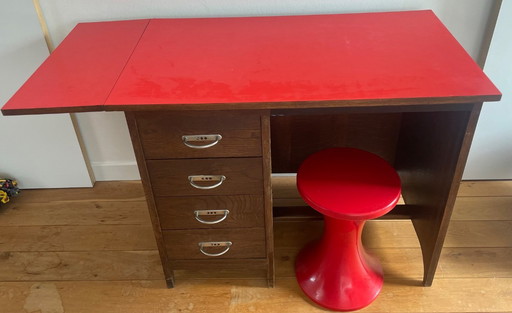 Bureau vintage en bois avec plateau en formica rouge