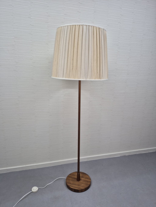 Stehlampe im skandinavischen Design. Vintage-Stehlampe aus Teakholz.