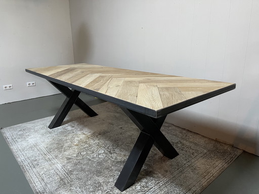 Table de salle à manger à chevrons en bois recyclé