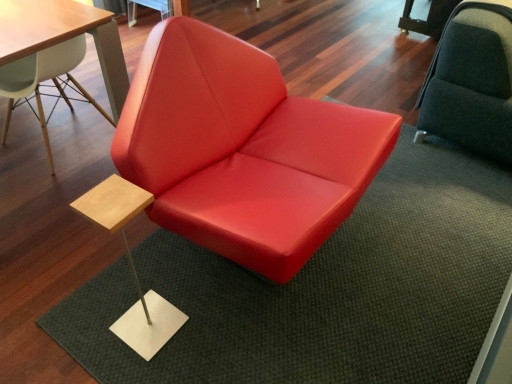 Leolux model Wibber, rode lederen draaistoel