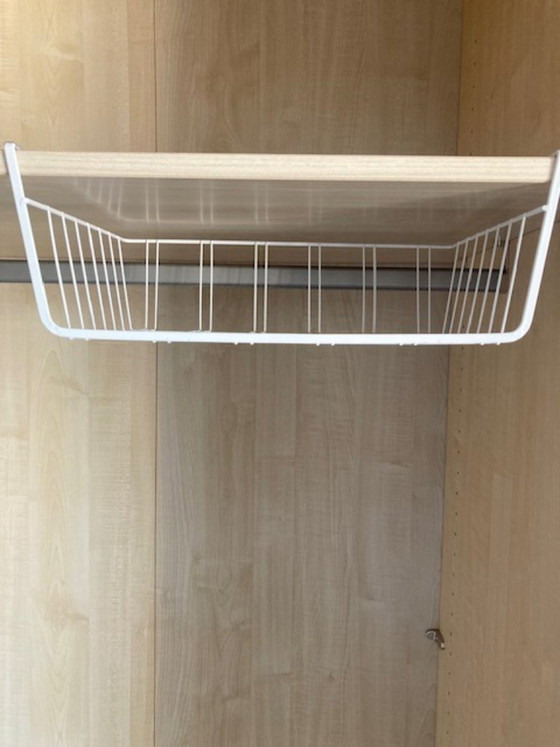 Image 1 of Armario moderno IKEA PAX que va desde el suelo hasta el techo, con puertas correderas de cierre suave.