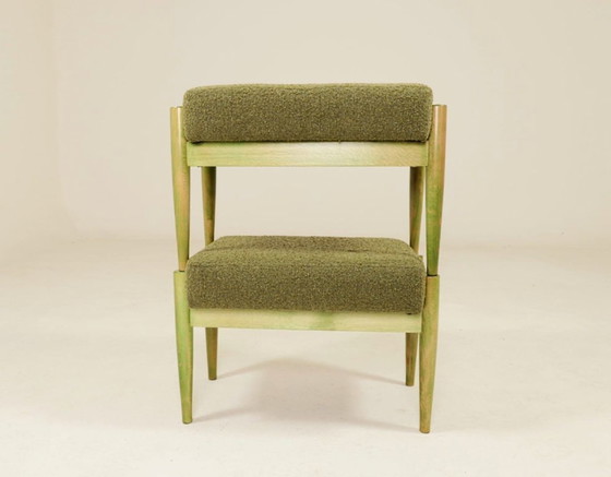 Image 1 of Set van twee voetenbankjes in vintage-stijl, uniek ontwerp, gemaakt van groen hout met bouclé bekleding.