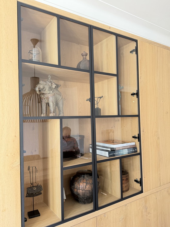 Image 1 of Eiken wandkast met zwart stalen vitrinedeuren
