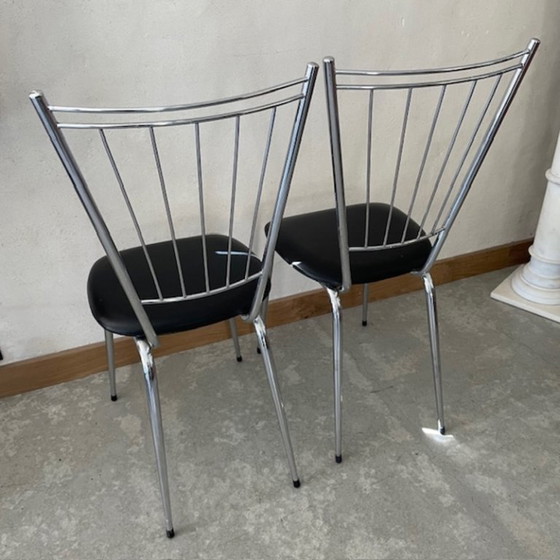 Een paar stoelen van metaal en kunstleer. – Eetkamerstoelen, Metal, Chrome (photo 5 of 5)
