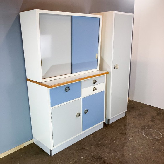 Image 1 of Keukenkastjes, pastelblauw en lichtgrijs, jaren 60, meubilair uit het midden van de vorige eeuw
