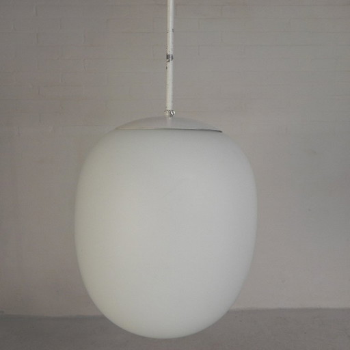 Lámpara escolar antigua con pantalla de cristal blanco esmerilado, década de 1950. – hanglampen, Glass (photo 2 of 13)