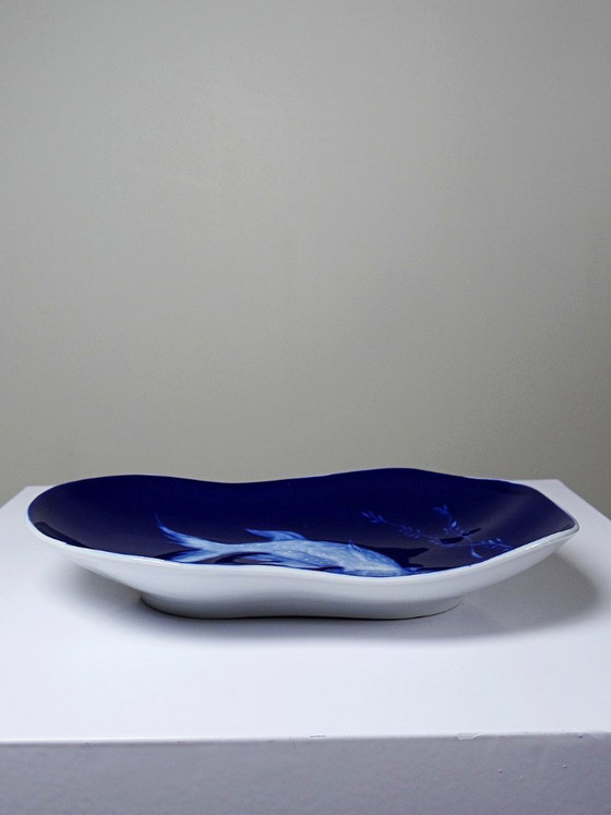 Image 1 of Plato pequeño de porcelana de Limoges con esmalte azul y decoración de peces al estilo japonés.