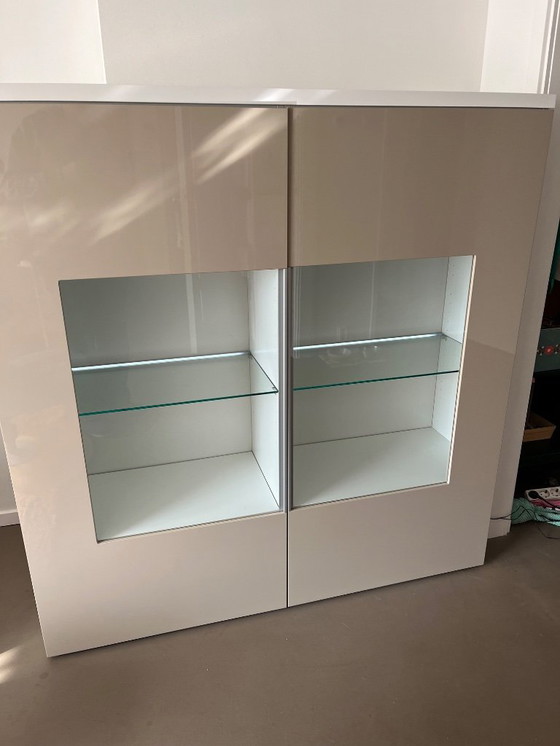 Image 1 of Hulstä Now Vitrine / Highboard – weiß & beige – mit Beleuchtung