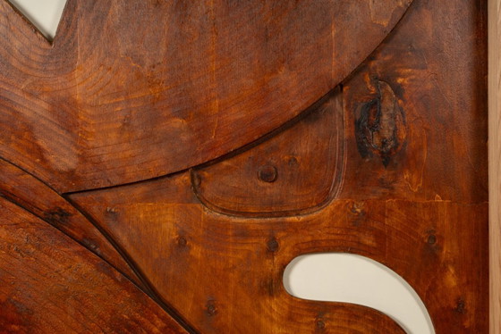 Image 1 of Bas-reliëf met de tekst "Denk buiten de gebaande paden!" in gepatineerd hout. Hedendaags.