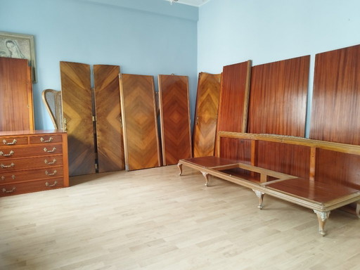 Grande armoire en bois sculpté des années 1950