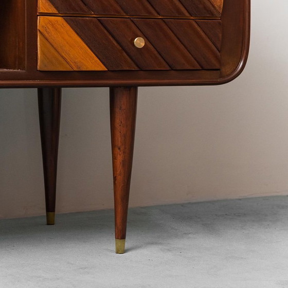 Image 1 of CREDENZA VINTAGE IN LEGNO CON DETTAGLI IN OTTONE DEGLI ANNI '60, ANTIQUARIATO MODERNO