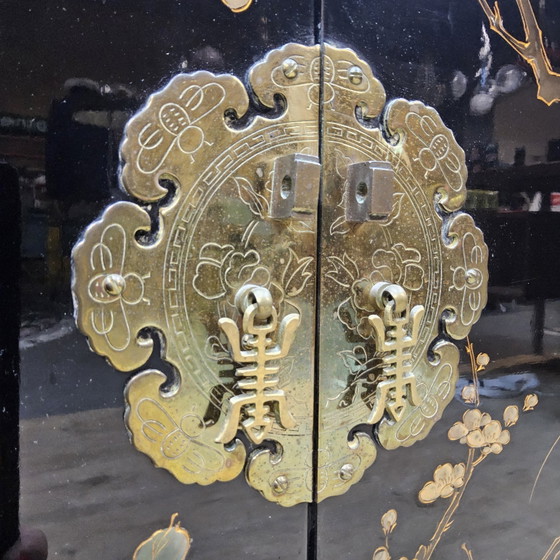 Vetrina cinese vintage con fiori e uccelli / Vetrina bohémien / Mobile asiatico – Vetrine, Wood, Glass (photo 12 of 15)