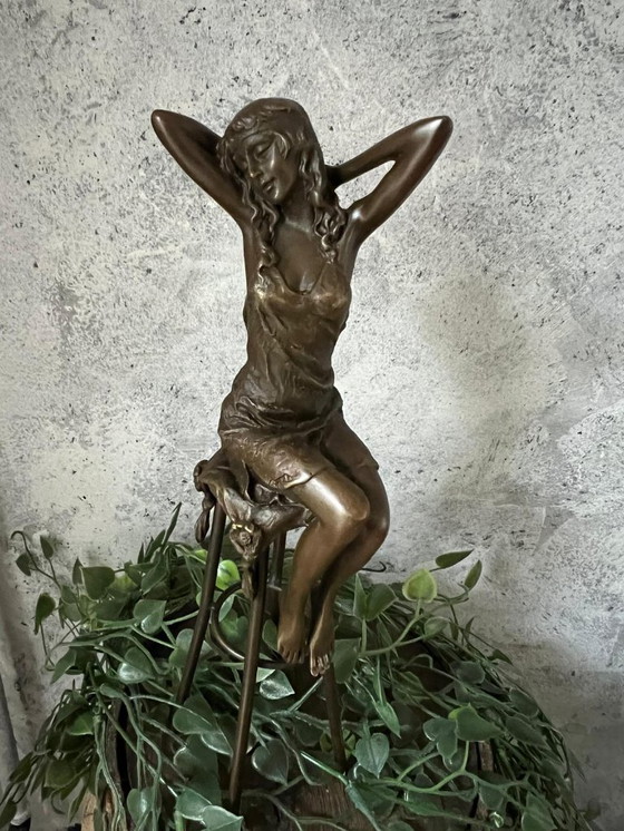 Image 1 of Bronzestatue einer eleganten Dame, die auf einem Barhocker sitzt
