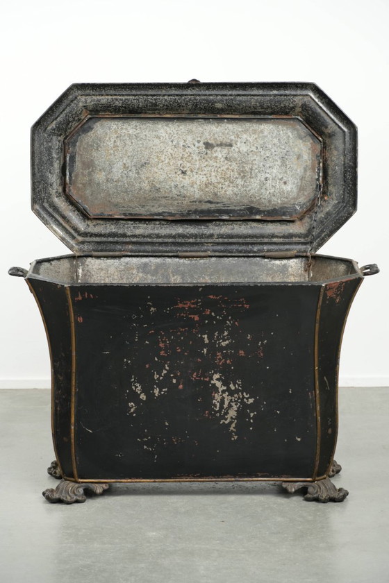 Elegant antique coal/hearth bin in Chinoiserie style from the 19th century with beautiful accents and brass (photo 4 of 16)