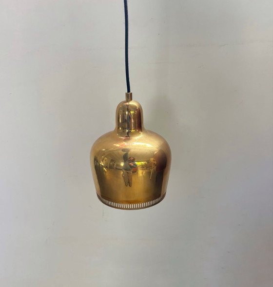 Image 1 of Suspension « Golden Bell », design d'Alvar et Aino Aalto pour Artek