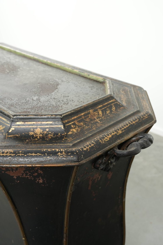 Elegant antique coal/hearth bin in Chinoiserie style from the 19th century with beautiful accents and brass (photo 12 of 16)