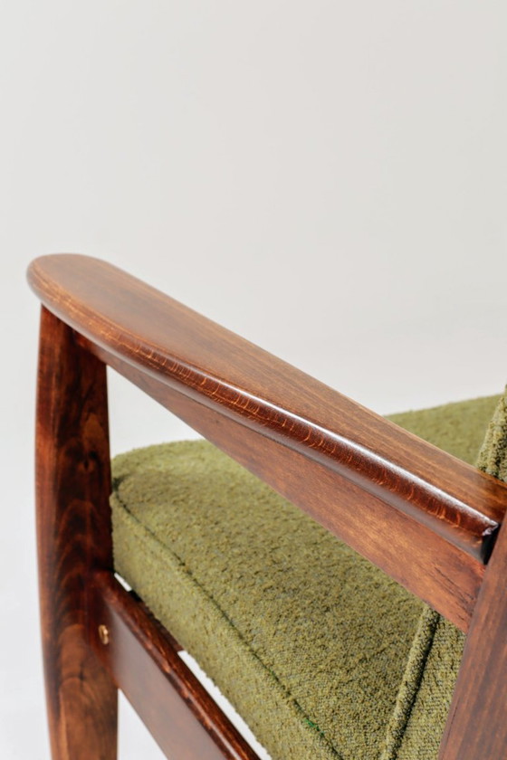 Image 1 of Retro Loungestoel Groene Boucle Bekleding, Ergonomische vorm, Vintage Stijl, Donker Noten Kleur Hout