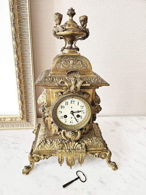 Grote Napoleon III-klok uit de 19e eeuw, 45 cm, 8 kg, brons en tin, met leeuwen en bustes, compleet met sleutel