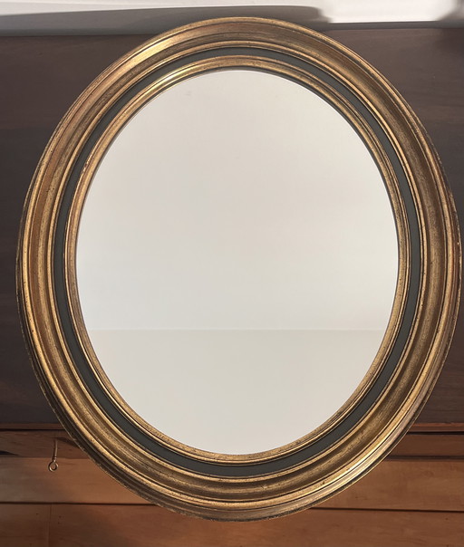 Verfijnde ovale wandspiegel met vergulde houten lijst