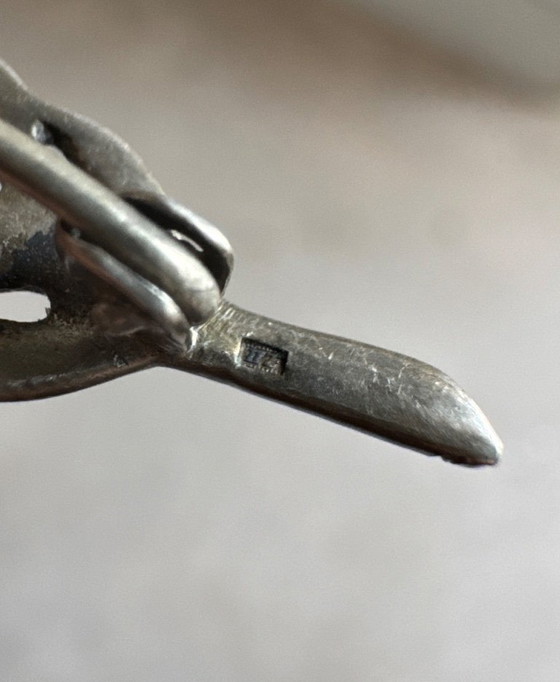 Image 1 of Broche vintage A835 en argent belge, ornée de pierres, représentant une feuille.