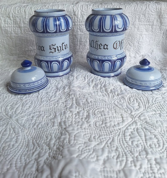 Coppia di vasi da farmacia in terracotta blu e bianca – stile rinascimentale italiano – XX secolo (photo 3 of 6)