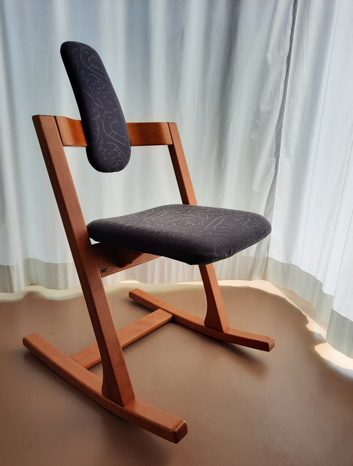 Chaise ergonomique Stokke à gravité variable