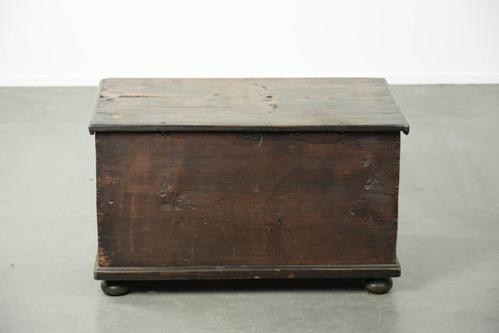 Image 1 of Subtiele en Decoratieve Met de Hand Beschilderde Antieke Oostenrijkse Bruid Kist Met Karakter