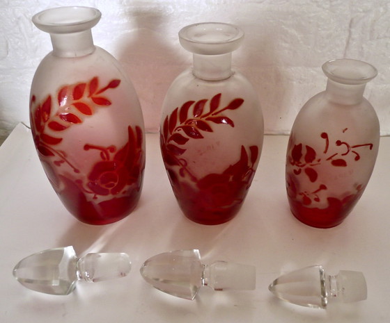 Image 1 of Art Deco Toilettenset - Carly - emailliertes Glas mit rotem Blumendekor - 14-teilig.