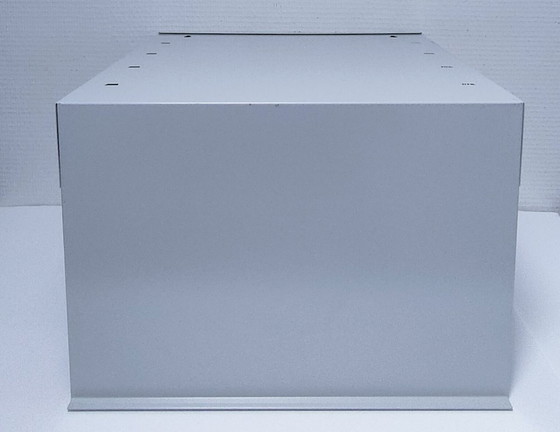 Image 1 of Estantería de pared de metal lacado de diseño