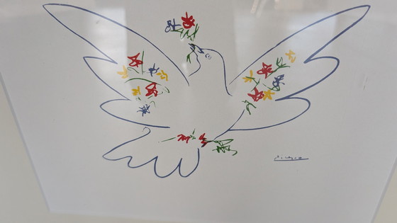 Image 1 of Iconic Picasso 'La Colombe de la Paix' – High-quality art print in a sleek frame