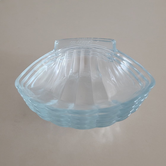 Image 1 of 4 vintage Pyrex schelpen