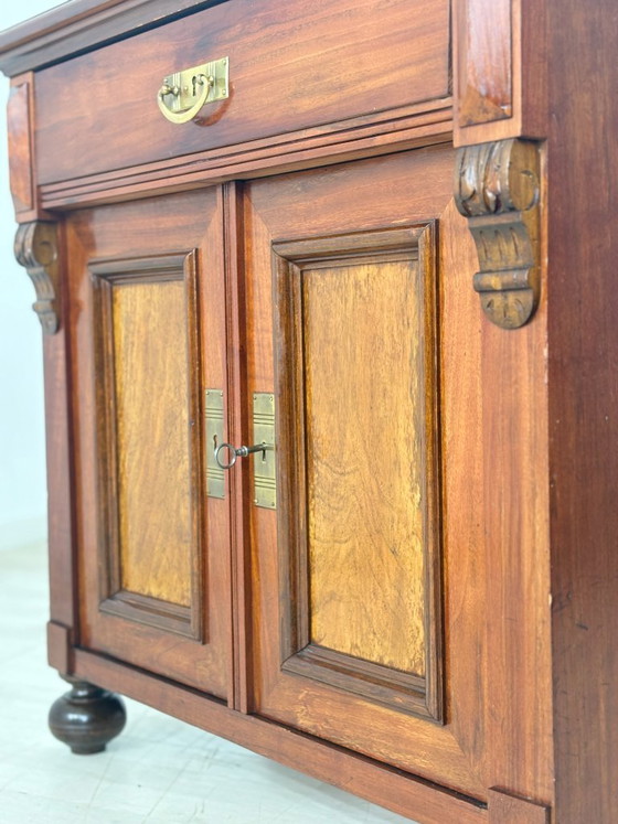 Image 1 of Prachtige antieke Gründerzeit (eind 19e eeuw) vertiko ladekast circa 1900 – elegant walnotenfineer en messing beslag.