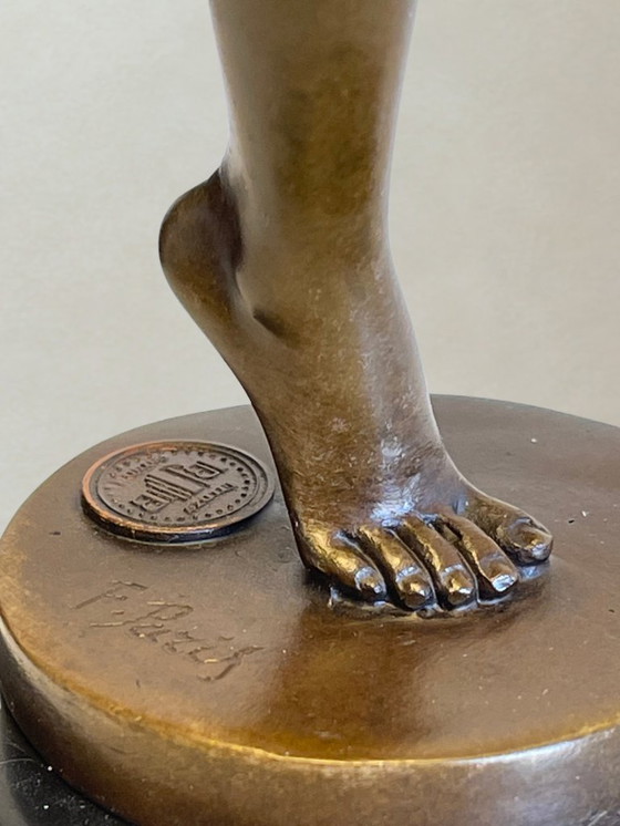 Image 1 of Art Deco sculptuur – Danseres in beweging – Decoratief brons – Gesigneerd F. Paris – 38 cm