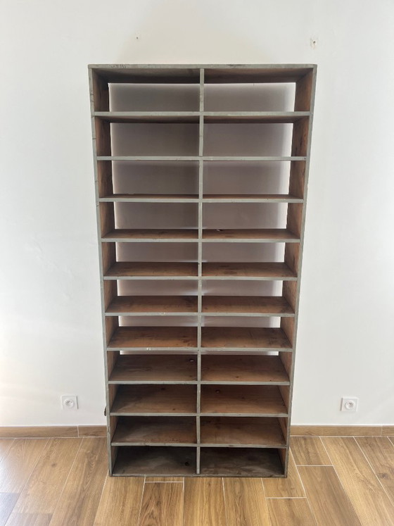 Image 1 of Großer antiker Werkstattschrank mit patinierten Holzfächern, 20. Jahrhundert.