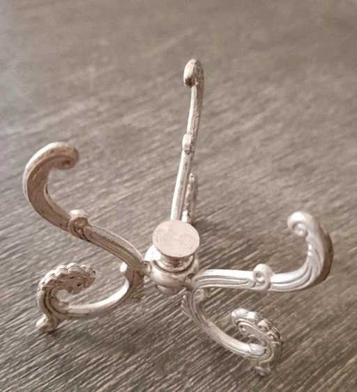 Eierbecher aus silbernem Metall