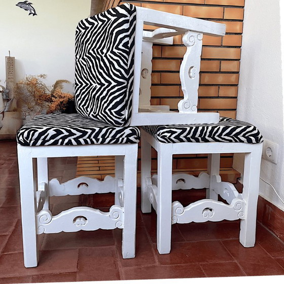 Set van 3 antieke Portugese massief houten krukken met zebraprint bekleding. – Kuipstoelen, Textile, Wood (photo 7 of 17)